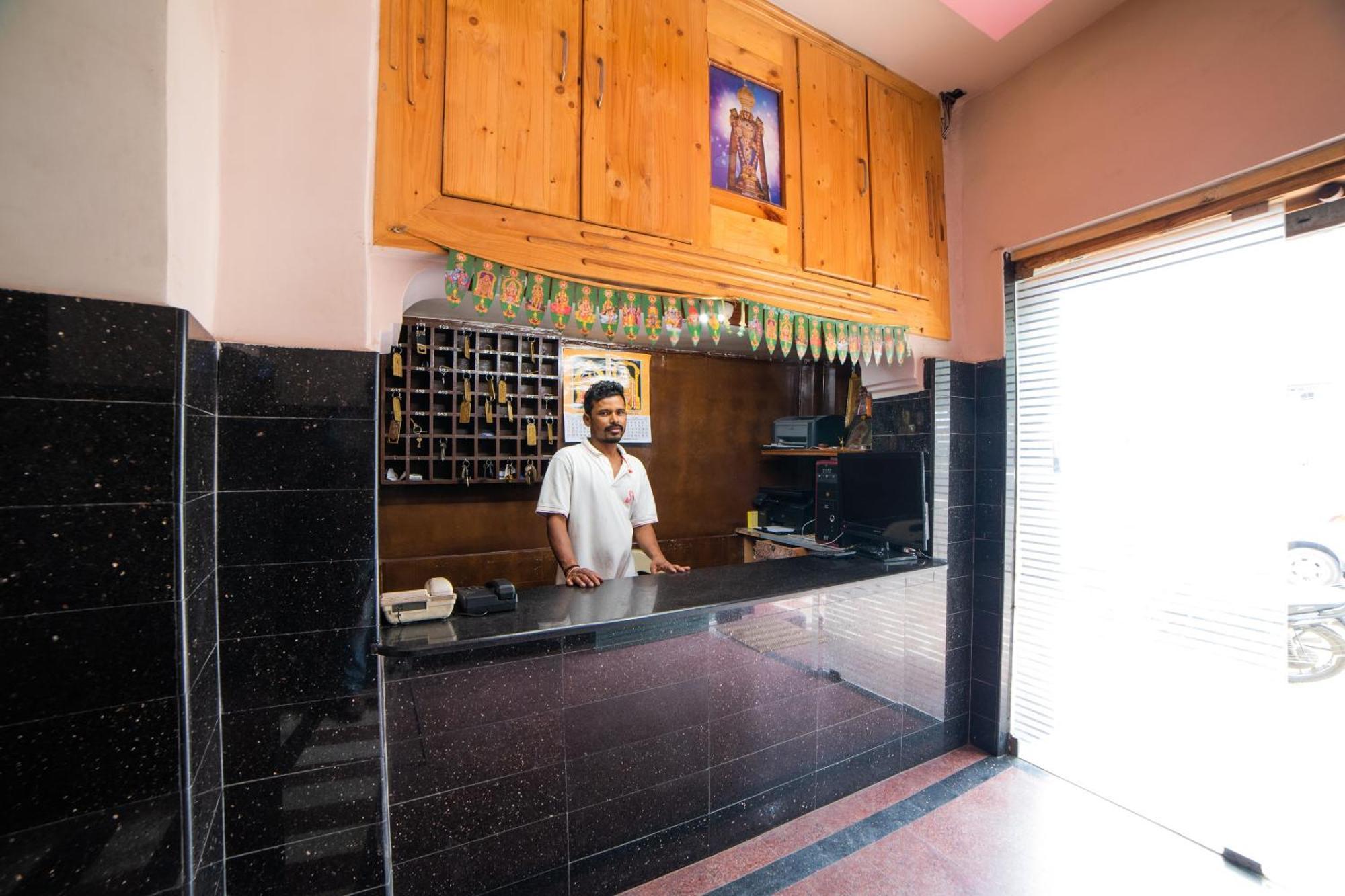 Hotel O Sree Radha Lodge Near Snow World Secundurabad Buitenkant foto